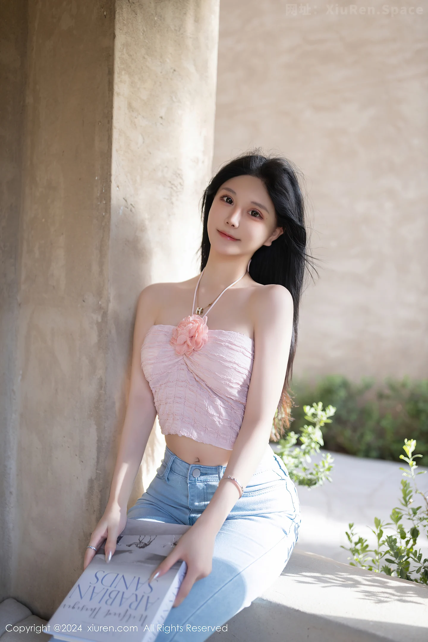 图片[4]-[XiuRen秀人网]VOL.8672 模特幼幼性感粉色上衣配蓝色牛仔裤半脱秀翘臀美腿撩人诱惑写真80P-秀人网官方网站